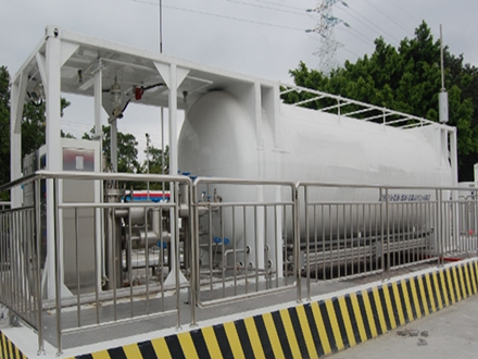 Liquefied natural gas storage tank integrated skid installation equipment